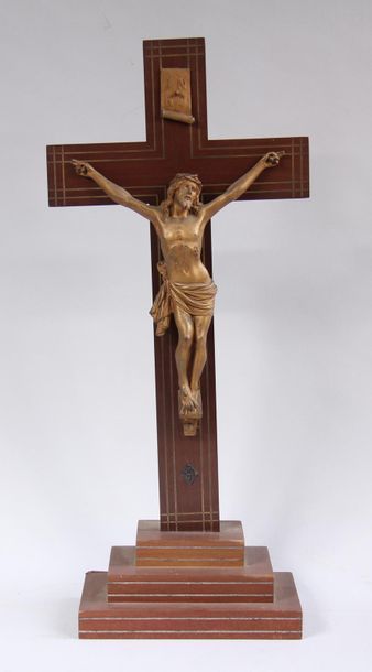 null *Christ en régule doré sur une croix en bois.
H : 48 cm.