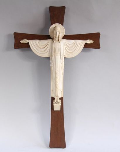 null *Christ en Majesté en plâtre signé, numéroté 40/512 sur une croix en bois.
H...