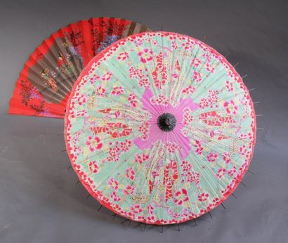 null *Un grand éventail au décor de geishas et une ombrelle en papier à décor de...
