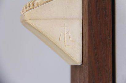 null *Christ en Majesté en plâtre signé, numéroté 40/512 sur une croix en bois.
H...