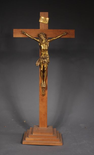 null *Crucifix d'autel en bois naturel, christ en bronze doré signé M. THOMAS
H :...