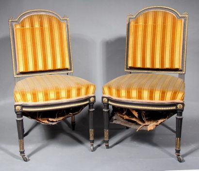 null *Paire de fauteuils et paire de chaises à dossier droit en bois noirçi, Napoléon...