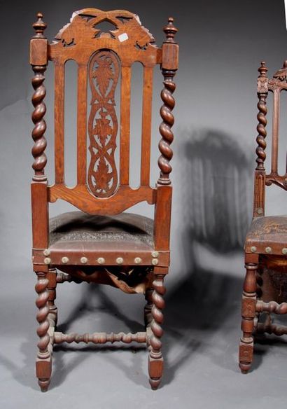 null *Paire de chaises à haut dossier en bois naturel tourné et sculpté de pampres,...