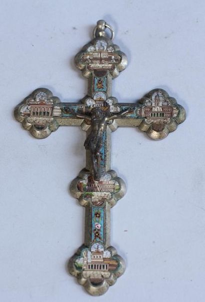 null *Deux crucifix en métal et micromosaïque
H : 17,5 cm. (accidents)