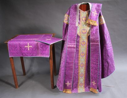 null *Maison LEROUX - Le CAMUS Succ.
Chasuble, étole, manipule et bourse en drap...