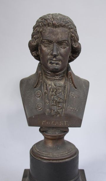 null *Paire de bustes en régule patiné représentant Beethoven et Mozart sur un socle...