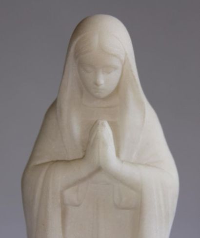 null *Sculpture en marbre blanc représentant une femme debout priant, socle cubique...