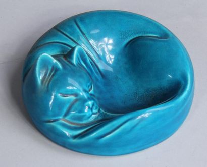 null *Vide-poche en faïence bleue turquoise en forme de chat endormi, La Farnesina...