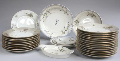 null *Lot d'assiettes en porcelaine blanche décor aux barbots et plat d'un modèle...
