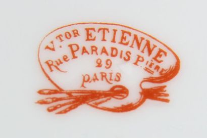 null *Victor ETIENNE Paris
Partie de service de table en porcelaine à décor de f...