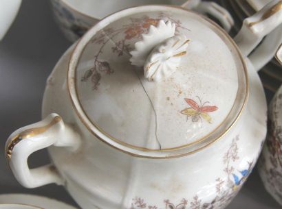 null *Parties de service thé-café dépareillés en porcelaine à décor de feuillages…....