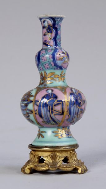 null *Petit vase en céramique polychrome à décor aux chinois, monture en bronze doré
H...