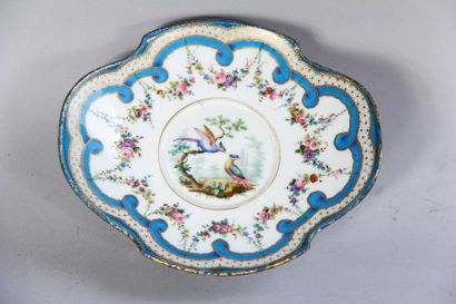 null *Vide-poche en porcelaine à décor polychrome d'oiseaux et guirlandes fleuries...