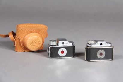 null COLLY - HIT
Two miniature cameras, one with its leather case.