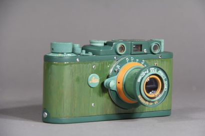 null LEICA DRP
Camera model II D Eigentum No. 379550K in wood and green lacquered...