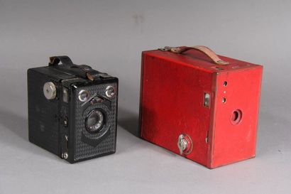 null Lot de deux box :
- LUMIERE Scootbox
- KODAK Brownie n°2A modèle C en cuir ...