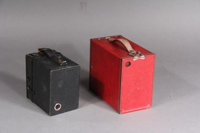 null Set of two boxes:
- LIGHT Scootbox
- KODAK Brownie n°2A model C in red leat...