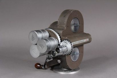 null BELL HOWELL
Caméra modèle 70 DR tourelle à trois objectifs chromés P. Angenieux...