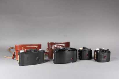 null Lot de quatre appareils photo :
- KODAK modèle Baby Brownie Special en bakelite...