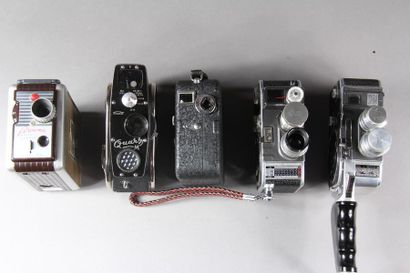 null Lot de cinq caméras :
- QUARTZ circa 1960 caméra 8 mm. (manque la poignée)
-...