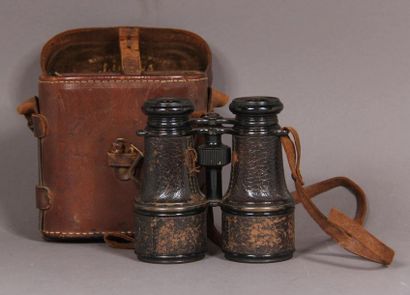 null L. PETIT Paris
Pair of binoculars with leather (wear and tear, accidents) in...