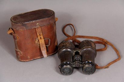 null L. PETIT Paris
Pair of binoculars with leather (wear and tear, accidents) in...