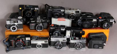 null Lot of 13 cameras:
- ZEISS IKON model S310 obj. Contessa C. Zeiss Tessar 2,8/40
-...