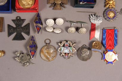 null *Lot de décorations :
- Médaille militaire 1870 (usures)
- Croix de guerre 14-18...