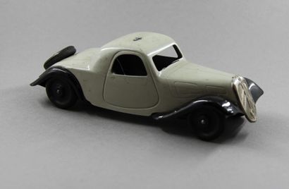 CITROEN Toy: TRACTION Coupé with inertia...