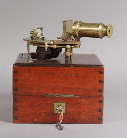 null Engraved brass sextant signed CARY London with an accessory in its wooden box,...