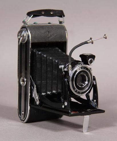 null *Lot:
- AGFA
Gusset camera model Billy record, in its leather case and accessories
-...