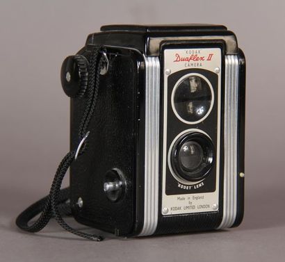 null *Lot :
- KODAK Appareil photo modèle Duaflex II Caméra
- BELL HOWELL caméra...