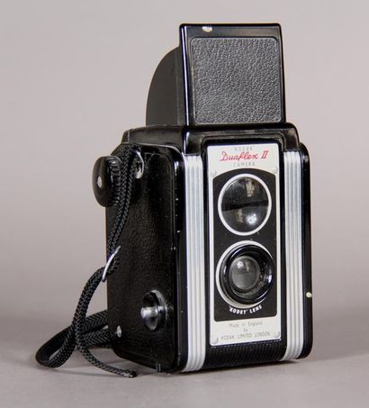 null *Lot:
- KODAK Camera model Duaflex II Camera
- BELL HOWELL camera model 624...