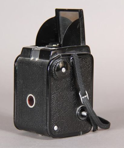 null *Lot :
- KODAK Appareil photo modèle Duaflex II Caméra
- BELL HOWELL caméra...