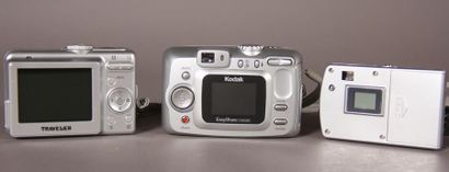 null Lot de trois appareils photos numériques :
- TRAVELER DC 7900
- KODAK easyShare...