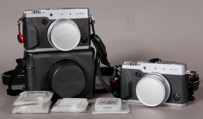 null FUJIFILM
Two X30 cameras, one with its case.
Three Li-ion batteries and a 64...