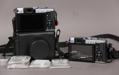 null FUJIFILM
Deux appareils photo X30 dont un avec son étui.
On y joint trois batteries...