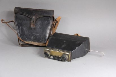 null Jules CARPENTIER
Binoculars in their original leather case (accidents)