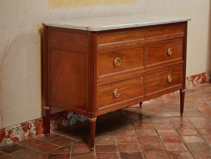 null Commode en acajou et placage d’acajou flammé à décor mouluré, ouvrant par quatre...