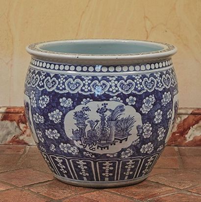 null Cache-pot en porcelaine à décor en camaïeu bleu dans des réserves de vases fleurs,...