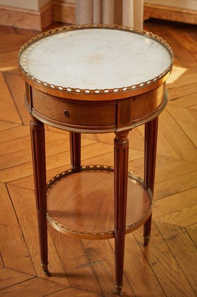null Petite table tambour en acajou et placage d’acajou, ouvrant par un tiroir formant...