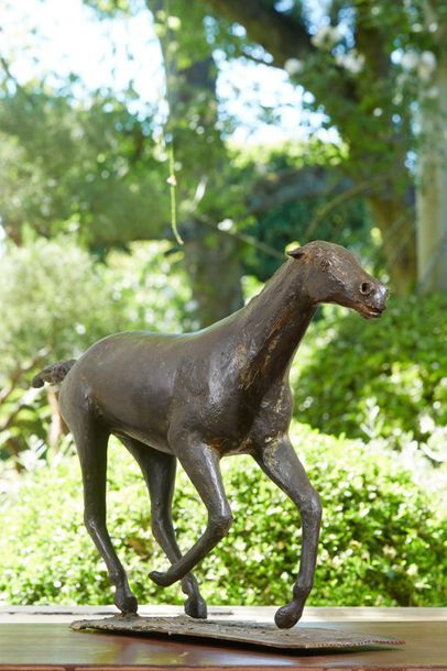 null Ecole contemporaine
Cheval
Sculpture en bronze à patine noire
H. : 44 - L. :...