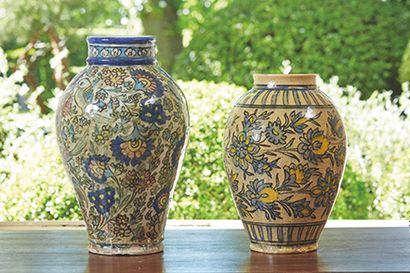null Deux vases balustres en céramique à décor d’oiseaux dans des branchages.
Iran...