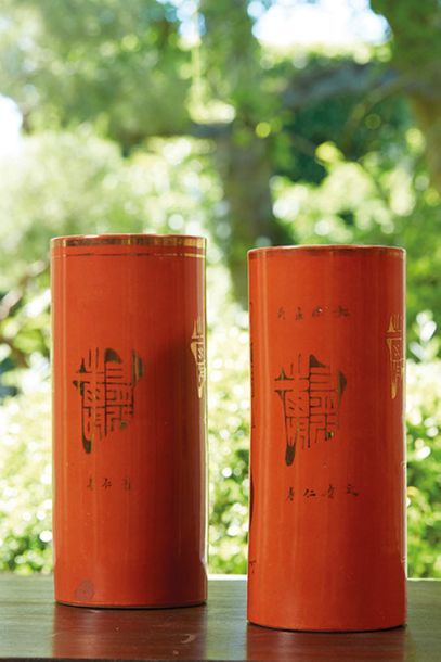 null Paire de vases rouleaux en porcelaine
à couverte orange à décor d’idéogrammes
dorés.
Chine...
