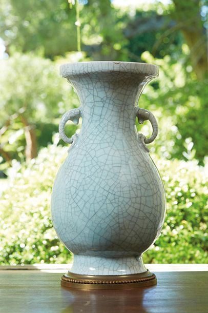 null Vase Hu en porcelaine à couverte céladon craquelée, orné d’anses en forme de...