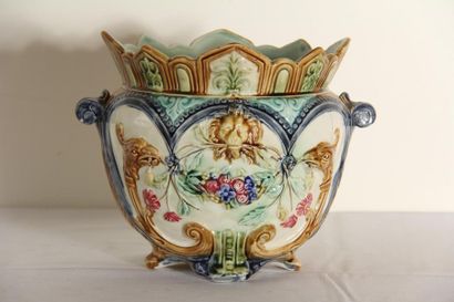 null *Cover-pot in barbotine with polychrome
decoration H: 22 cm. (crack)