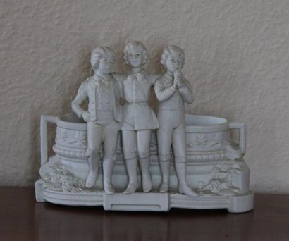 null Biscuit planter decorated with three putti
H: 17 L: 24 cm.