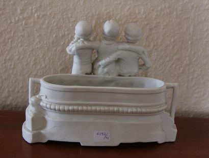 null Biscuit planter decorated with three putti
H: 17 L: 24 cm.