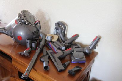 null DYSON
Absolute cinetic highball vacuum cleaner with accessories (used)