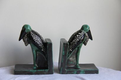 null Paire de serres-livres en céramique à engobe vert et noir à décor d'oiseaux
H...